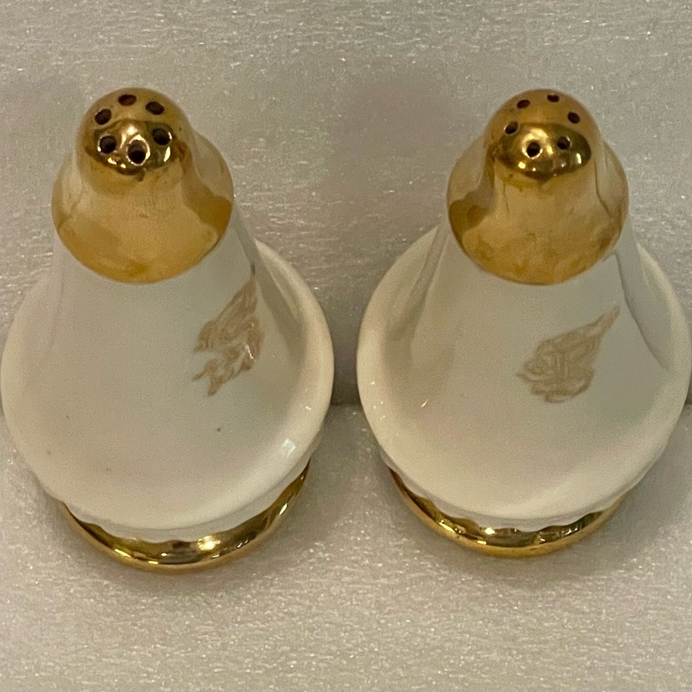 Salt & Pepper Shakers Gold Trimmed Tall Footed Gold Scroll Letters - Picture 6 of 6